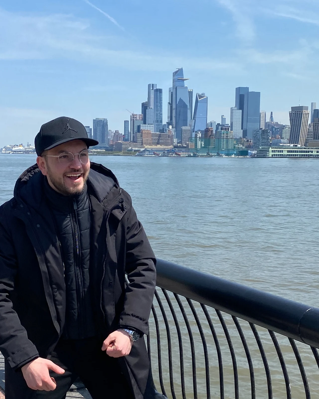 Fatih vor der Skyline von New York